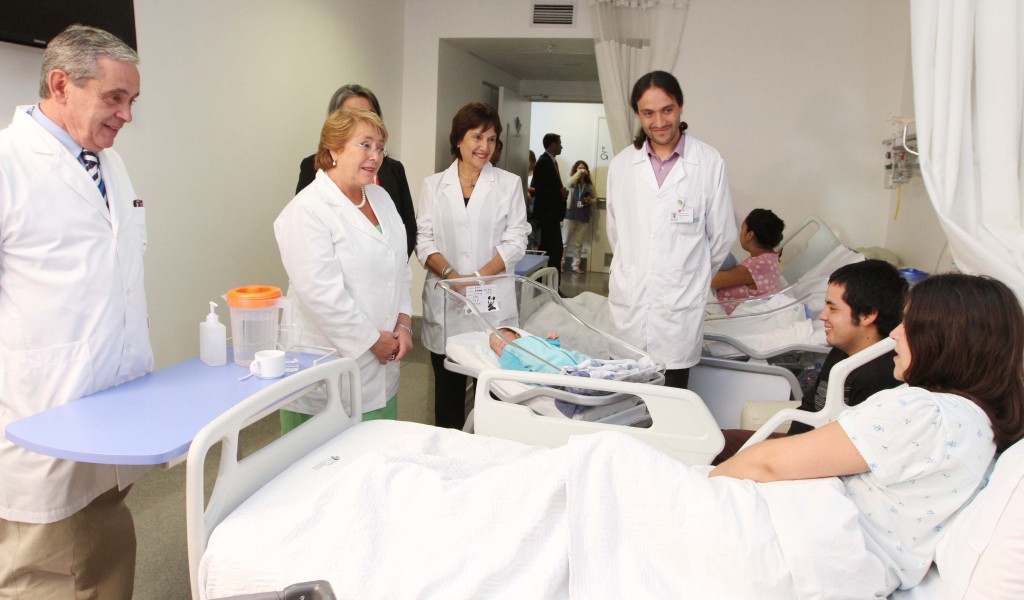 En Hospital El Carmen de Maipú, Presidenta Michelle Bachelet presentó nuevo ajuar del Programa de Apoyo al Recién Nacido